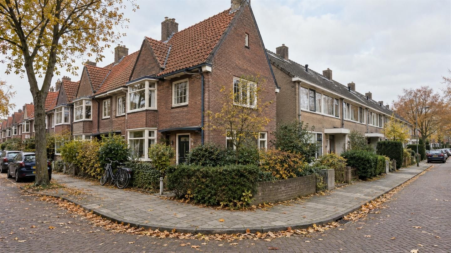 Straathoek met jaren-dertig rijtjeshuizen met erkers naast jaren-zeventig rijtjeshuizen met brede ramen