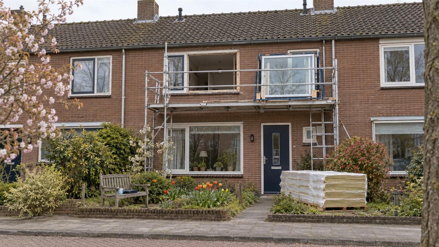 Rijtjeshuis met steiger en een nieuwe ruit klaar voor plaatsing, in de voortuin isolatieplaten en een map